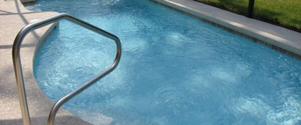 Verschillende opties voor een zwembad en wellness in de tuin