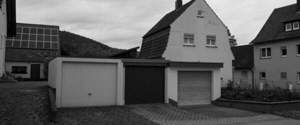 Wat is een garagedeur met loopdeur?
